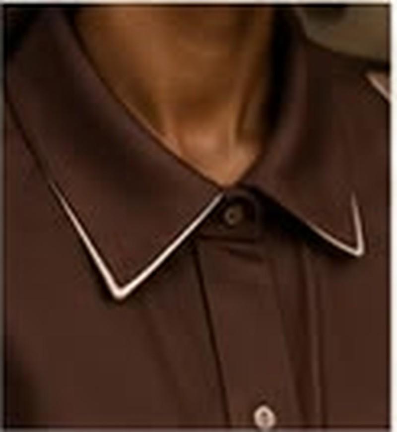 A single cream line tracing every vertical seam.